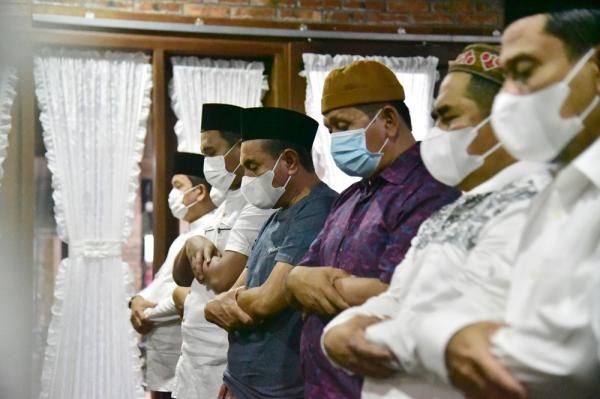 Gubernur Edy Rahmayadi Laksanakan Salat Gerhana Bulan